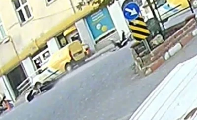 Denizli’de akıl almaz kaza: Sinyali koluyla verince motosikletliyi yere düşürdü
