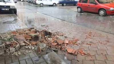 Denizli&rsquo;de  &ccedil;atılar u&ccedil;tu, ağa&ccedil;lar ara&ccedil;ların &uuml;zerine devrildi, insanlar y&uuml;r&uuml;yemedi
