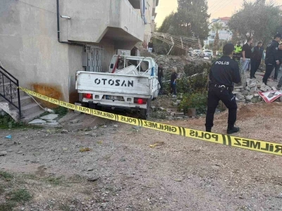 Denizli’de kamyonet evin bahçesine uçtu; 1 ölü 3 yaralı
