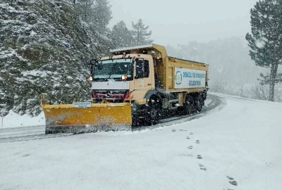 Denizli&rsquo;de karla m&uuml;cadele s&uuml;r&uuml;yor
