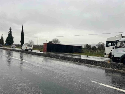 Denizli&rsquo;de kayganlaşan yolda tırın dorsesi yola savruldu
