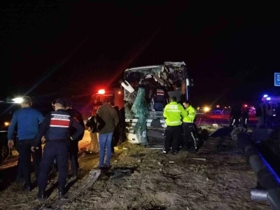 Denizli’de minibüs yolcu otobüsüyle çarpıştı: Yaralılar var
