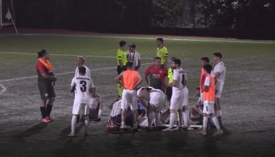 Denizli&rsquo;de rakibiyle &ccedil;arpışan futbolcu hastaneye g&ouml;t&uuml;r&uuml;ld&uuml;

