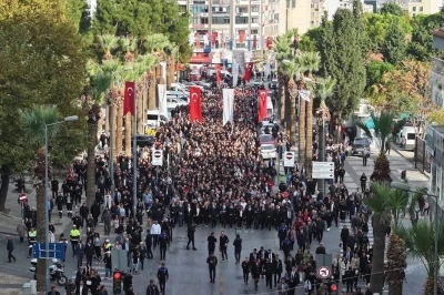 Denizli’de saat 09.05’i gösterdiğinde hayat durdu

