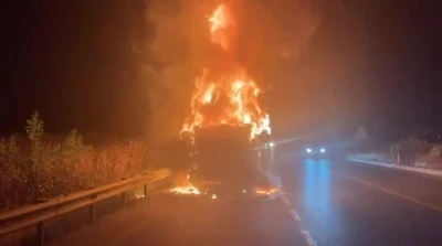 Denizli&rsquo;de seyir halindeki tır alev alev yandı
