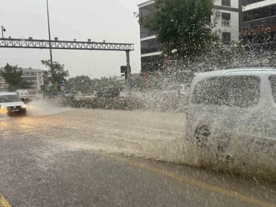 Denizli&rsquo;de şiddetli yağış trafiği fel&ccedil; etti
