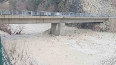 Denizli&rsquo;de su seviyesi artan derelerde k&ouml;pr&uuml;ler zarar g&ouml;rd&uuml;
