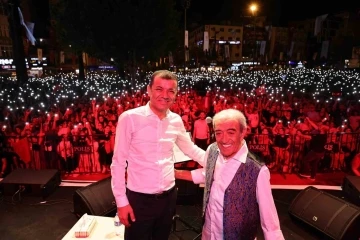 Denizli&rsquo;de Zafer Bayramı coşkusu Edip Akbayram ile yaşandı
