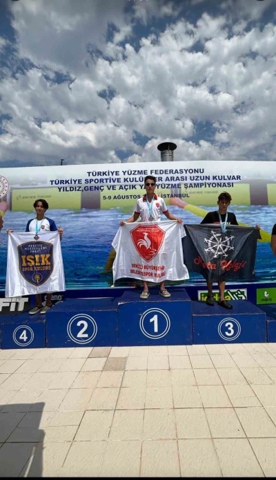 Denizli’nin altın kulaçı Türkiye şampiyonu oldu
