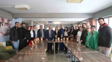 Denizli&rsquo;nin kuaf&ouml;rleri &ouml;d&uuml;llerle kente d&ouml;nd&uuml;
