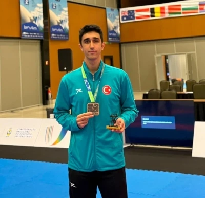 Denizlili Batuhan karate d&uuml;nya &uuml;&ccedil;&uuml;nc&uuml;s&uuml; oldu
