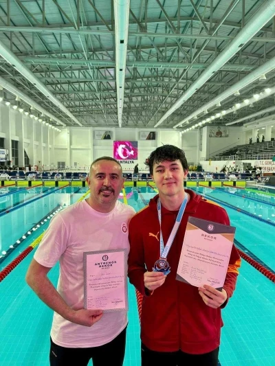 Denizlili sporcu y&uuml;zmede &uuml;&ccedil; T&uuml;rkiye  rekoru kırdı
