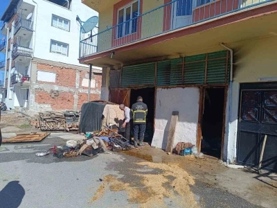 Depoda &ccedil;ıkan yangın b&uuml;y&uuml;meden s&ouml;nd&uuml;r&uuml;ld&uuml;
