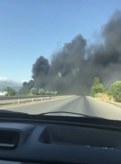 Depoda çıkan yangında gökyüzünü siyah dumanlar kapladı
