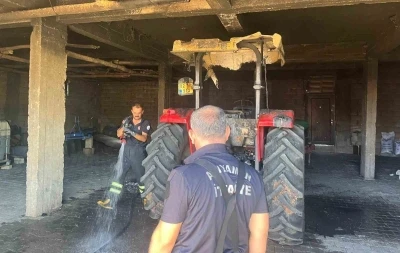 Depodaki traktör alev aldı
