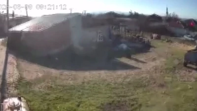 Deprem anında b&uuml;y&uuml;k bir g&uuml;r&uuml;lt&uuml; ve patlama yaşandı
