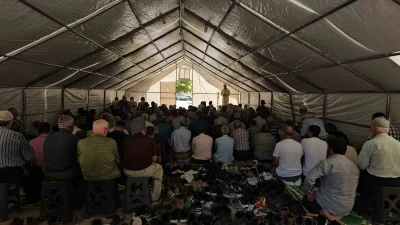 Deprem bölgesinde cuma namazı çadırlarda eda edildi
