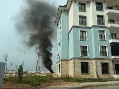 Deprem konutları yakınında yakılan ateş paniğe neden oldu