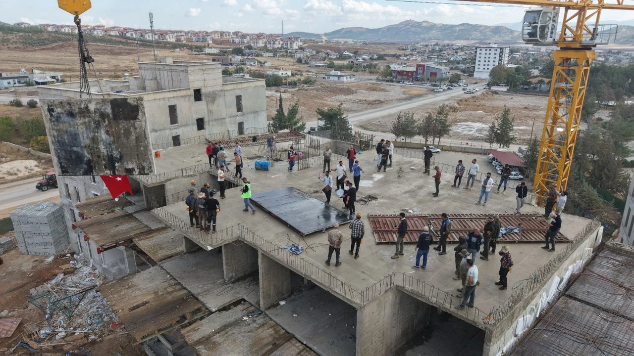Deprem Konutlarında Son Kalıp Davul Zurna Eşliğinde Yerine Konuldu
