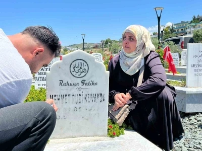 Deprem mezarlığında buruk arefe
