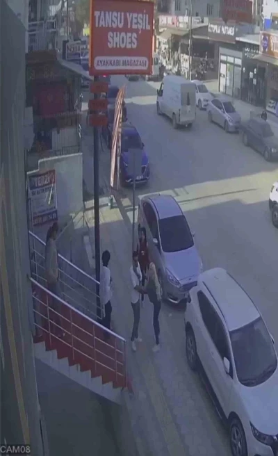 Deprem paniğiyle kaçan vatandaşların o anları kamerada
