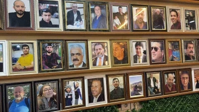 Deprem şehitlerinin fotoğrafları 3 yıldır &ccedil;ay ocağının duvarında asılı

