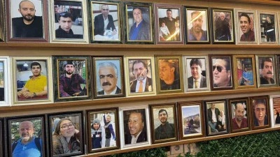Deprem şehitlerinin fotoğrafları 3 yıldır &ccedil;ay ocağının duvarında asılı