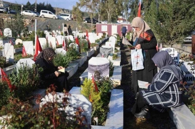 Deprem şehitliğinde h&uuml;z&uuml;nl&uuml; bayram
