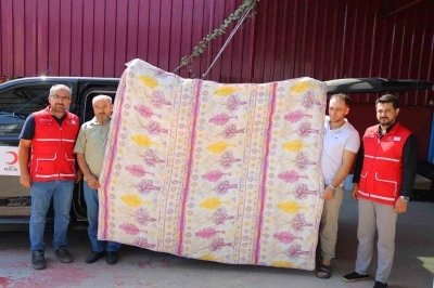 Deprem şehri Kahramanmaraş’ta esnaf,  bin adet yorgan bağışı yaptı
