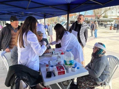 Deprem sonrası doktorlardan Sındırgı&rsquo;ya &ouml;zel ilgi
