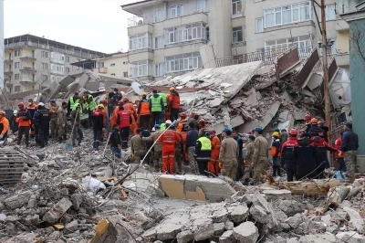 Depremde 3 kişinin &ouml;ld&uuml;ğ&uuml; binayla ilgili davada karar a&ccedil;ıklandı
