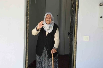 Depremde 41 ev ağır hasar almıştı, yıkılıp yapıldı: 90 yaşındaki Fatma nine yeni evine yerleşmenin mutluluğunu yaşadı
