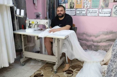 Depremde 55 saat enkaz altında kalıp bir bacağını kaybeden perdeci Ali, protez bacağıyla kendi ayakları &uuml;zerinde durmayı başardı
