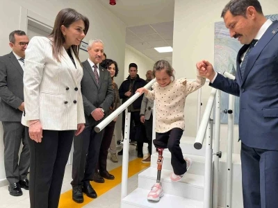Depremde ailesini kaybeden Zeynep, Barbie&rsquo;li protez bacağıyla yeni hayatına ilk adımlarını alkışlar eşliğinde attı
