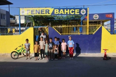 Depremde evi yıkıldı, yeni evini satın aldıktan sonra ilk işi Fenerbah&ccedil;e aşkını yaşatmak oldu
