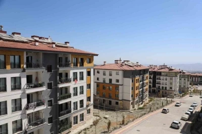 Depremde evleri yıkılan aile, yeni yuvalarında ikinci baharlarına başladılar
