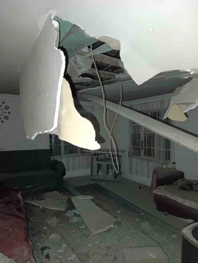 Depremde Gördes’te bir evin tavanı çöktü
