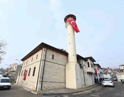 Depremde hasar alan cami yeniden ibadete a&ccedil;ıldı
