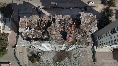 Depremde hasar gören binaların yıkımı vatandaşlara o günleri hatırlatıyor
