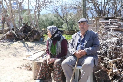 Depremde hasar g&ouml;ren evlerini dışarıdan izliyorlar
