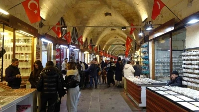 Depremde hasar g&ouml;ren tarihi Zincirli Bedesten yeniden cıvıl cıvıl
