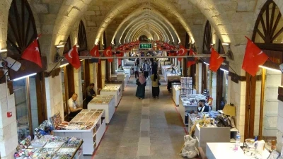 Depremde hasar gören tarihi Zincirli Bedesten yeniden uğrak noktası oldu
