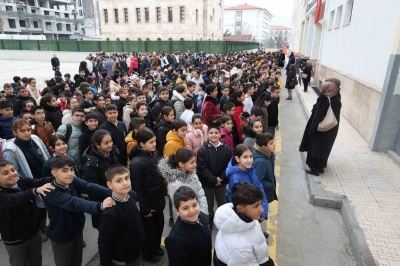 Depremde hayatını kaybedenler Elazığ&rsquo;daki okullarda anıldı

