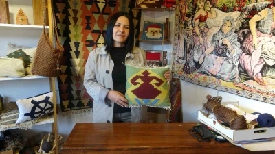 Depremde iş yerleri ve evleri yıkılan afetzede kadınlar, zanaatlarını k&uuml;lt&uuml;r sanat &ccedil;arşısında yaşatıyorlar
