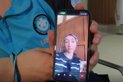 Depremde kurtardığı gen&ccedil; kızla abla-kardeş oldu
