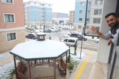 Depremde onlarca insana mezar olan 600 konutlarda yeni yuvalarına kavuşan vatandaşlar, 2026&rsquo;yı sıcak yuvalarında karşılıyor
