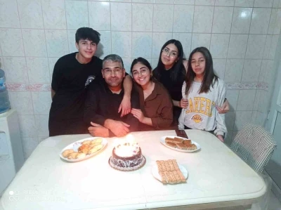 Depremde t&uuml;m ailesini kaybeden baba, 04.17&rsquo;de mezar başında g&ouml;zyaşlarına boğuldu
