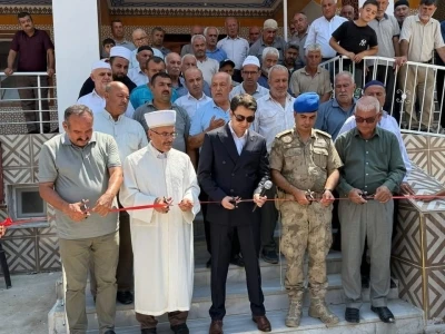 Depremde yıkılan cami dualarla yeniden ibadete açıldı
