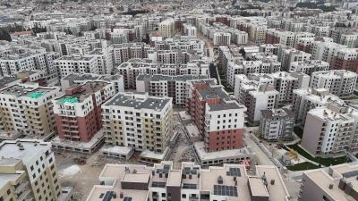 Depremde y&uuml;zlerce kişiye mezar olan ve yeniden inşa edilen mahallede ş&uuml;k&uuml;r namazı kılındı
