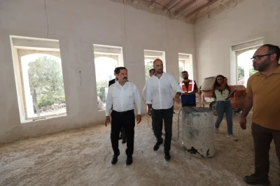 Depremde zarar gören tarihi valilik konutunda çalışmalar sürüyor
